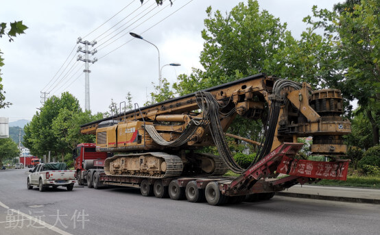 挖掘机运输车